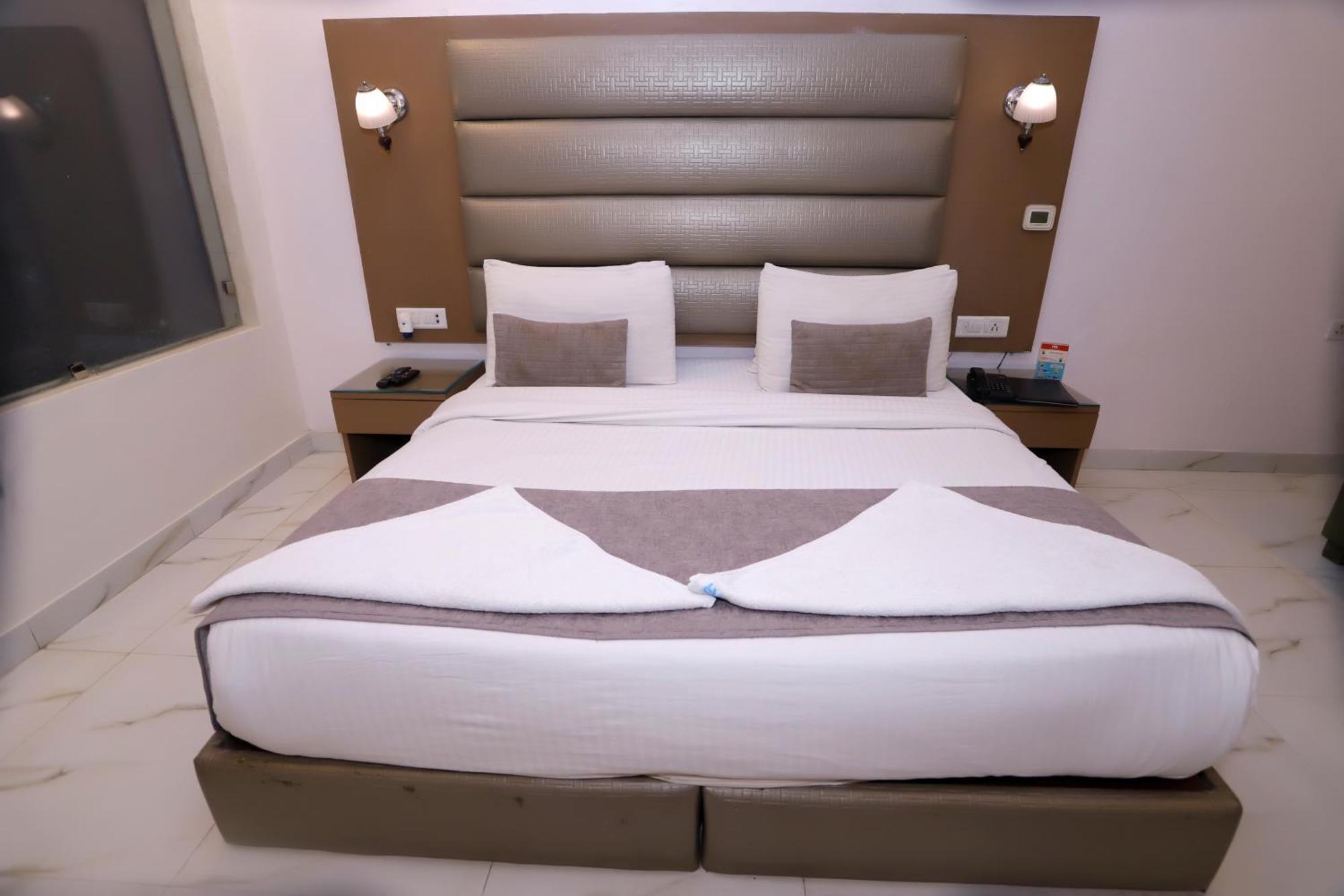 Hotel Pk Residency Нойда Экстерьер фото