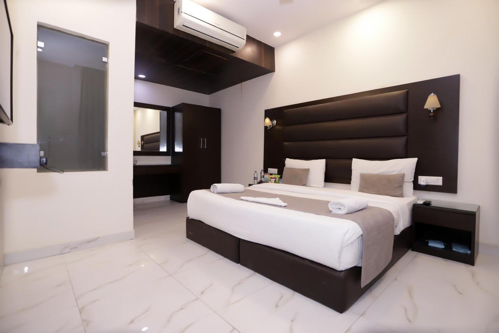 Hotel Pk Residency Нойда Экстерьер фото