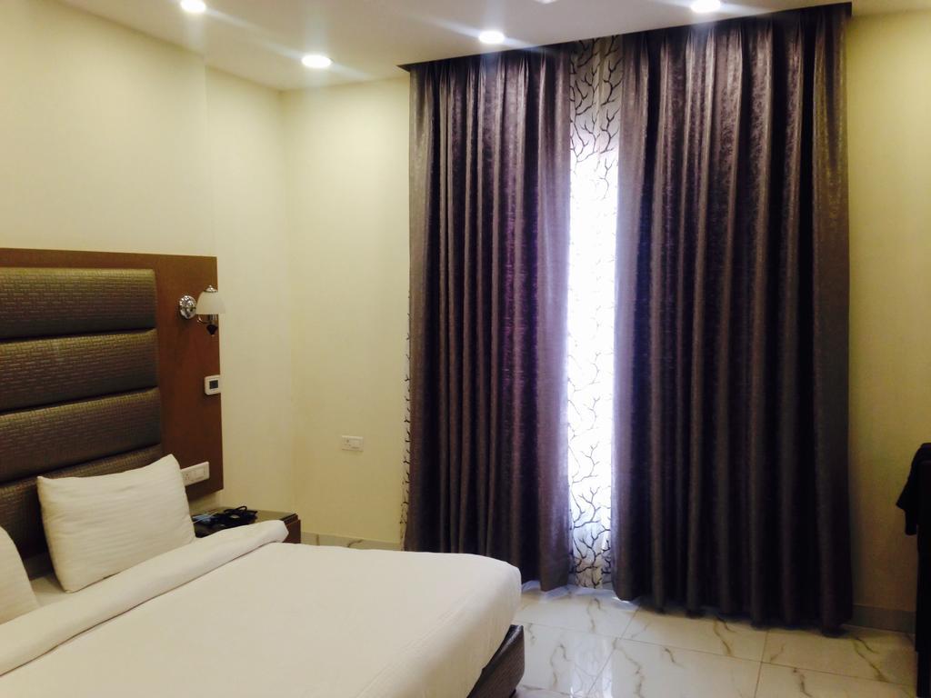 Hotel Pk Residency Нойда Экстерьер фото